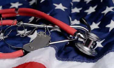 麦迪逊护理学校美国国旗上的听诊器
